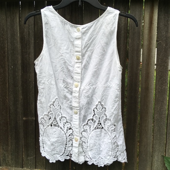 White sleeveless button down lace pattern top - Picture 1 of 3